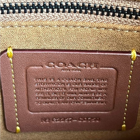 CD750 - Coach Field Tote 22 with Horse and Carriage - Picture 9 of 12